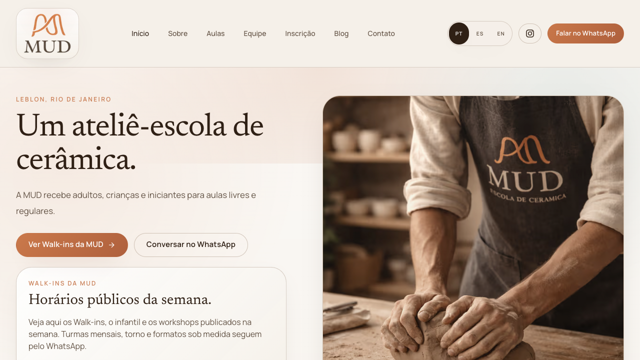 Schermata live del sito MUD Escola de Cerâmica, con calendario e iscrizioni